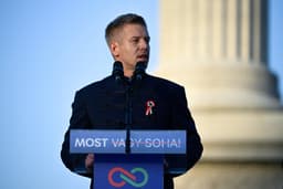 Péter Magyar na Námestí hrdinov. Foto: Robert Hegedus / EPA / Profimedia