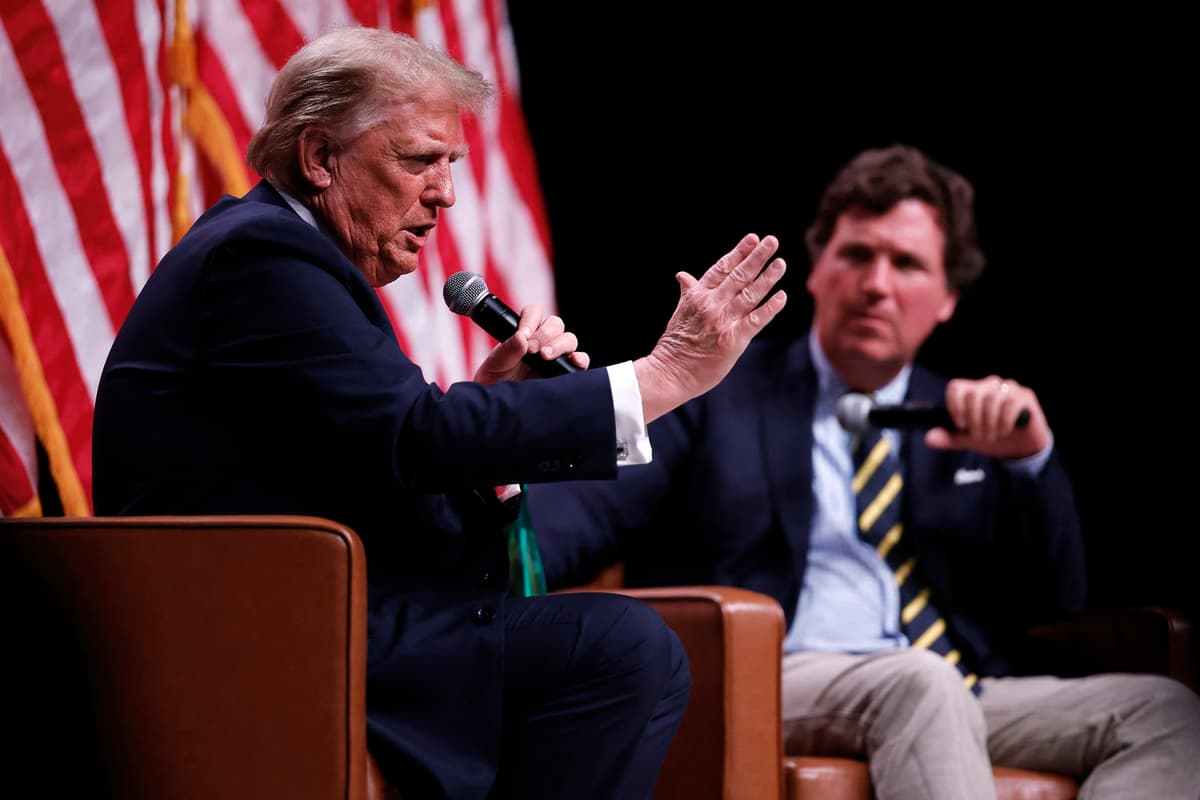 Donald Trump a Tucker Carlson. Foto: CHIP SOMODEVILLA / GETTY IMAGES NORTH AMERICA / Getty Images via AFP / Profimedia