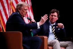 Donald Trump a Tucker Carlson. Foto: CHIP SOMODEVILLA / GETTY IMAGES NORTH AMERICA / Getty Images via AFP / Profimedia