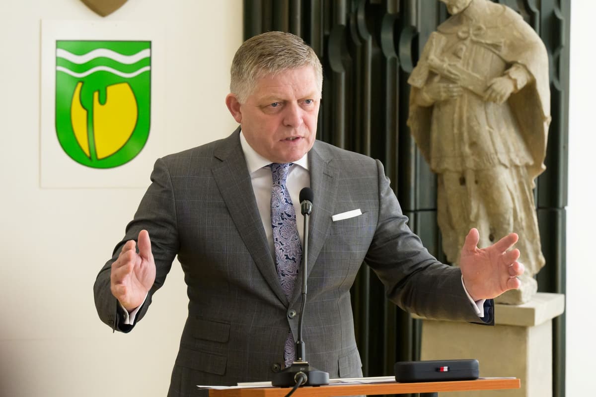 Robert Fico na tlačovej konferencii po skončení výjazdového zasadnutia vlády v Hronských Klačanoch 24. marca 2026. Foto: Henrich Mišovič/TASR