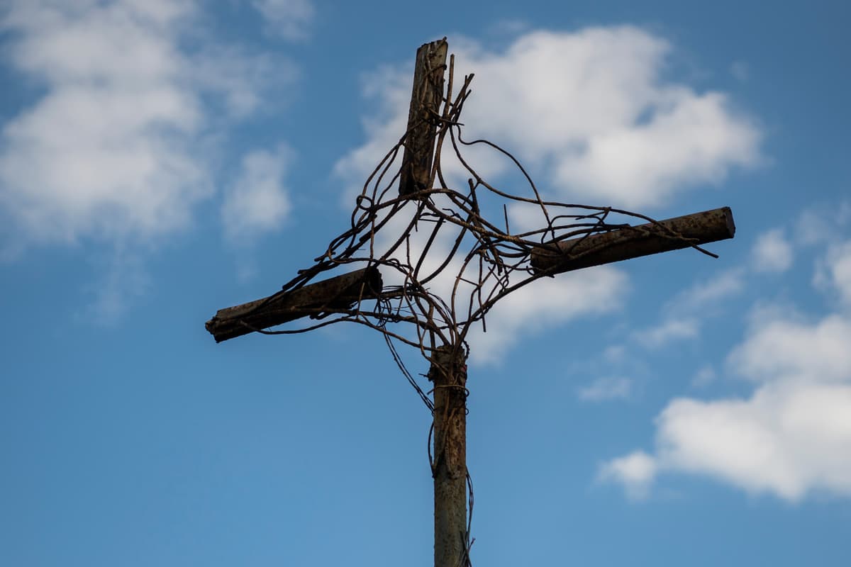 Pamätný kríž počas spomienkového stretnutia pri príležitosti 26. výročia vraždy Róberta Remiáša. Foto: Jaroslav Novák/TASR