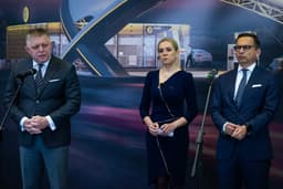Na snímke premiér Robert Fico, ministerka hospodárstva Denisa Saková a predseda predstavenstva spoločnosti Slovnaft Gabriel Szabó. Foto:TASR/Jakub Kotian