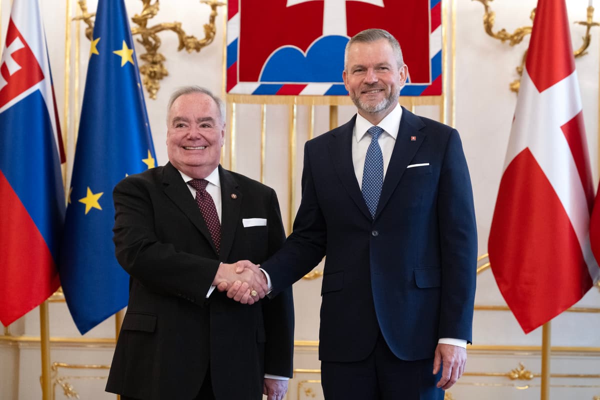 Na snímke prezident SR Peter Pellegrini (vpravo) a veľmajster Maltézskeho Rádu Fra’ John Timothy Dunlap (vľavo) počas oficiálneho prijatia v Prezidentskom paláci. Foto/TASR - Pavel Neubauer