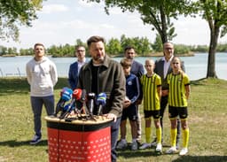 Primátor Bratislavy Matúš Vallo predstavuje zámer športového komplexu na Zlatých pieskoch. Foto:TASR/Dano Veselský