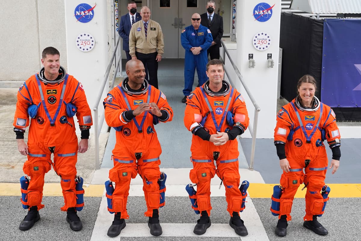 Na snímke astronauti zľava Jeremy Hansen z Kanadskej vesmírnej agentúry, pilot Victor Glover, veliteľ Reid Wiseman a špecialistka misie Christina Kochová. Foto:TASR/AP Photo/John Raoux