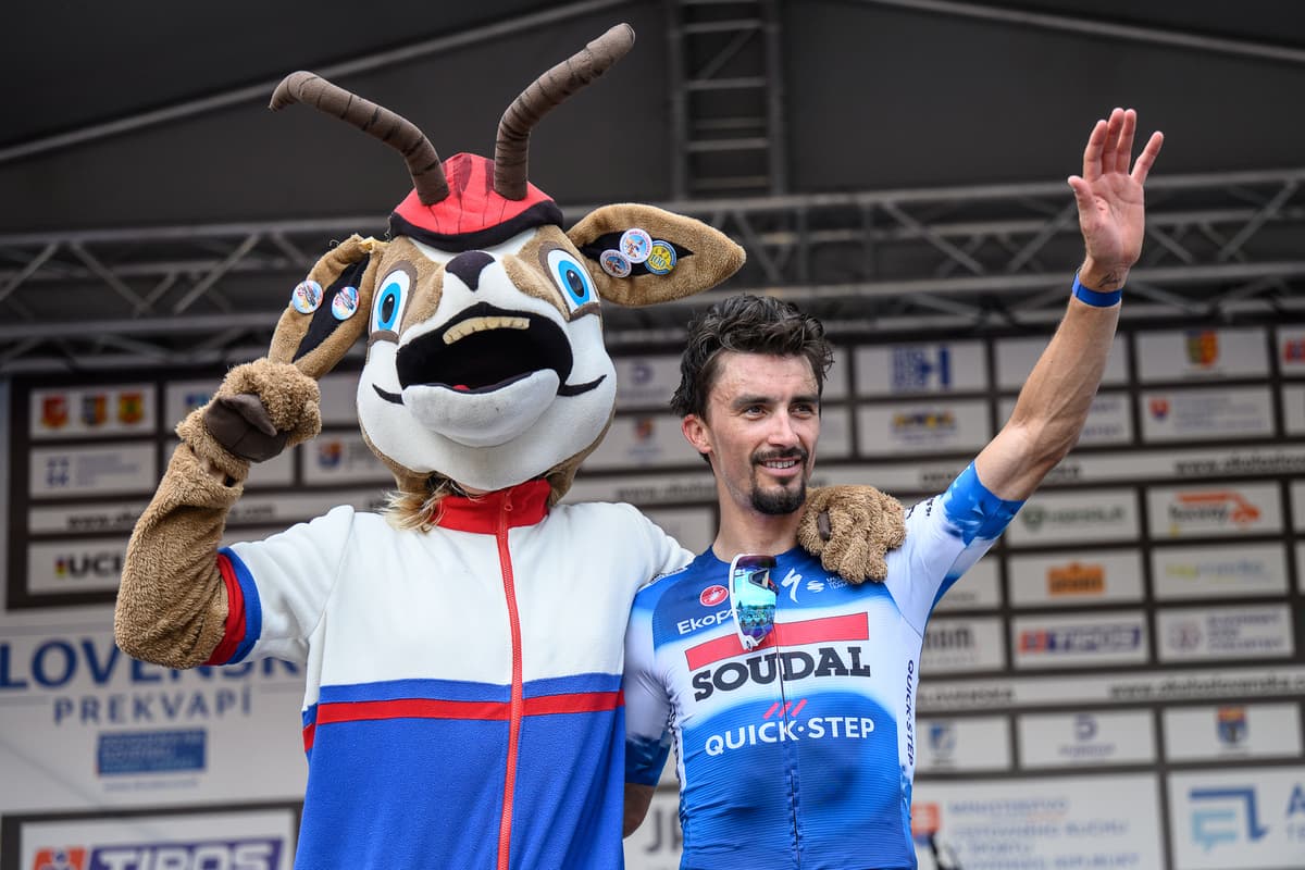 Maskot pretekov Okolo Slovenska a víťaz z roku 2018 Francúz Julian Alaphilippe. Foto: archív Slovenský zväz cyklistiky