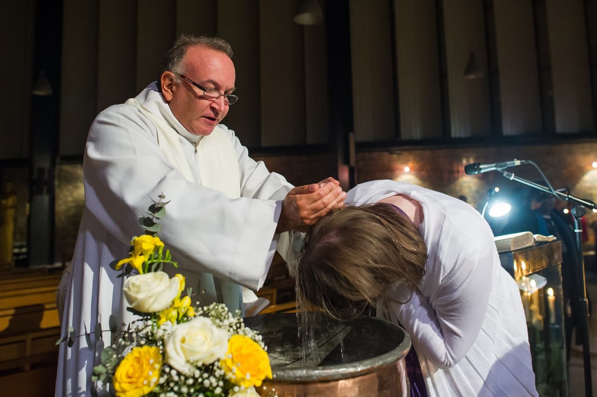 Krst dospelej ženy v Paríži. Foto: ebastien Desarmaux / Godong / akg-images / Profimedia