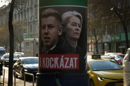 Péter Magyar a Ursula von der Leyenová na plagáte Fideszu. Foto: aap Arriens/NurPhoto / Shutterstock Editorial / Profimedia