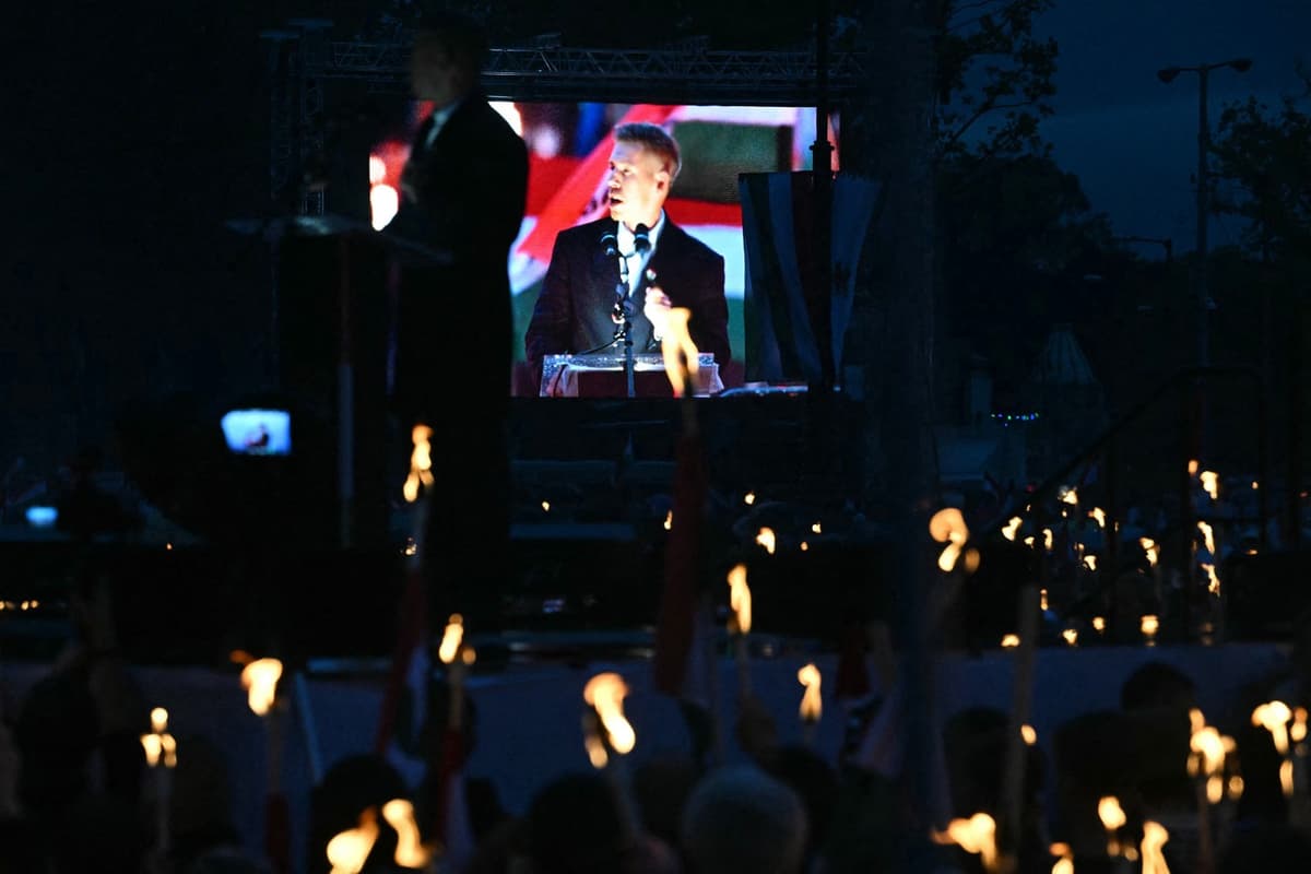 Účastníci zhromaždenia na podporu Pétera Magyara zdvíhajú fakle. Foto: Attila KISBENEDEK / AFP / AFP / Profimedia