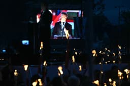 Účastníci zhromaždenia na podporu Pétera Magyara zdvíhajú fakle. Foto: Attila KISBENEDEK / AFP / AFP / Profimedia