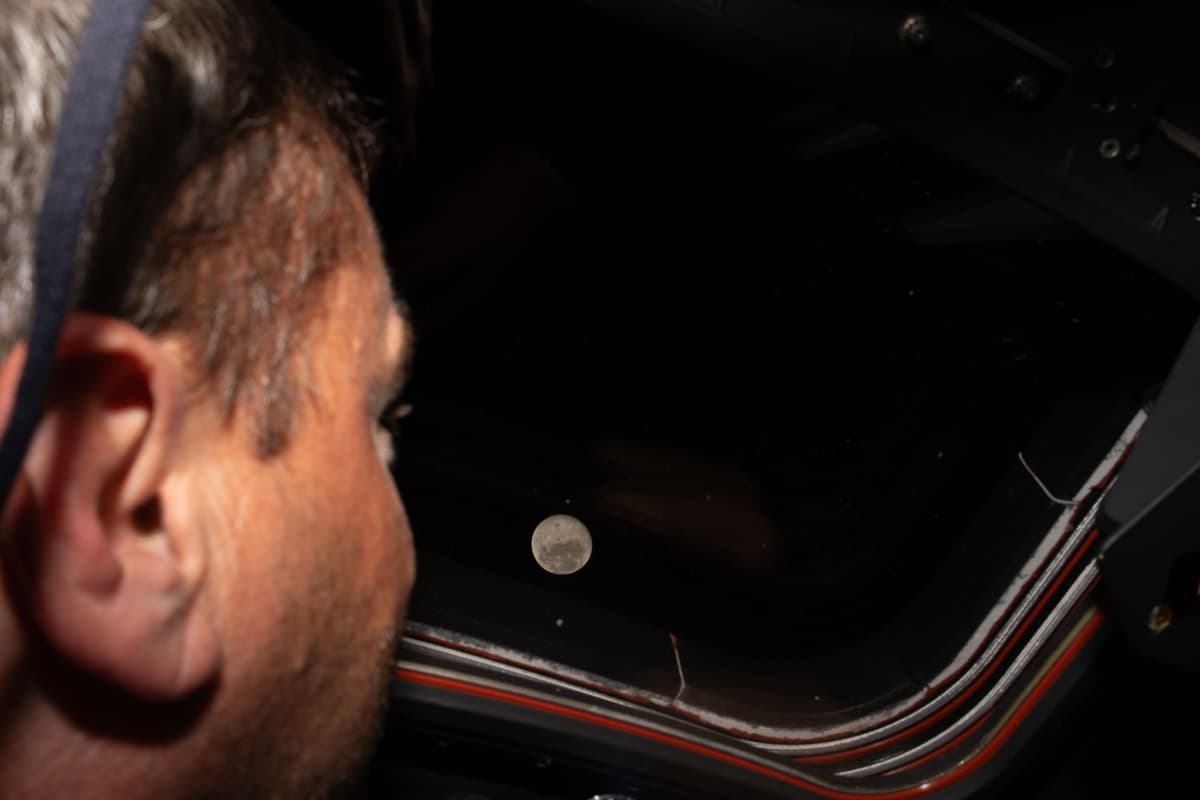 Astronaut Reid Wiseman sledujúci Mesiac z vesmírnej lode Orion. Foto: Nasa/Nasa / Zuma Press / Profimedia