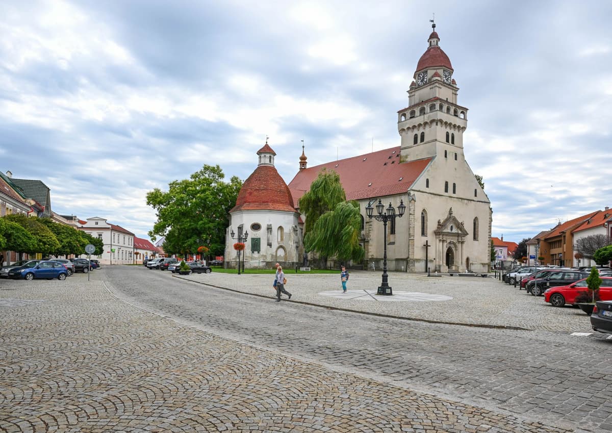 Na snímke sprava farský kostol sv. Michala archanjela a pohrebná kaplnka sv. Anny na Námestí slobody v Skalici v stredu 23. júla 2025, ilustračný obrázok. Foto: Martin Medňanský/TASR