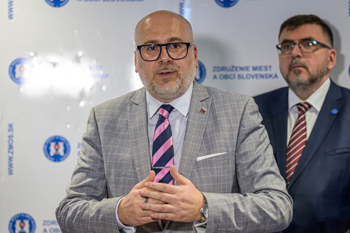 Štátny tajomník Michal Kaliňák, v pozadí predseda ZMOS Jozef Božík. Foto:TASR/Veronika Mihaliková