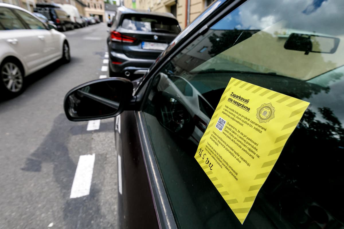 Informačná nálepka PAAS o nesprávnom parkovaní. Foto: TASR/Dano Veselský