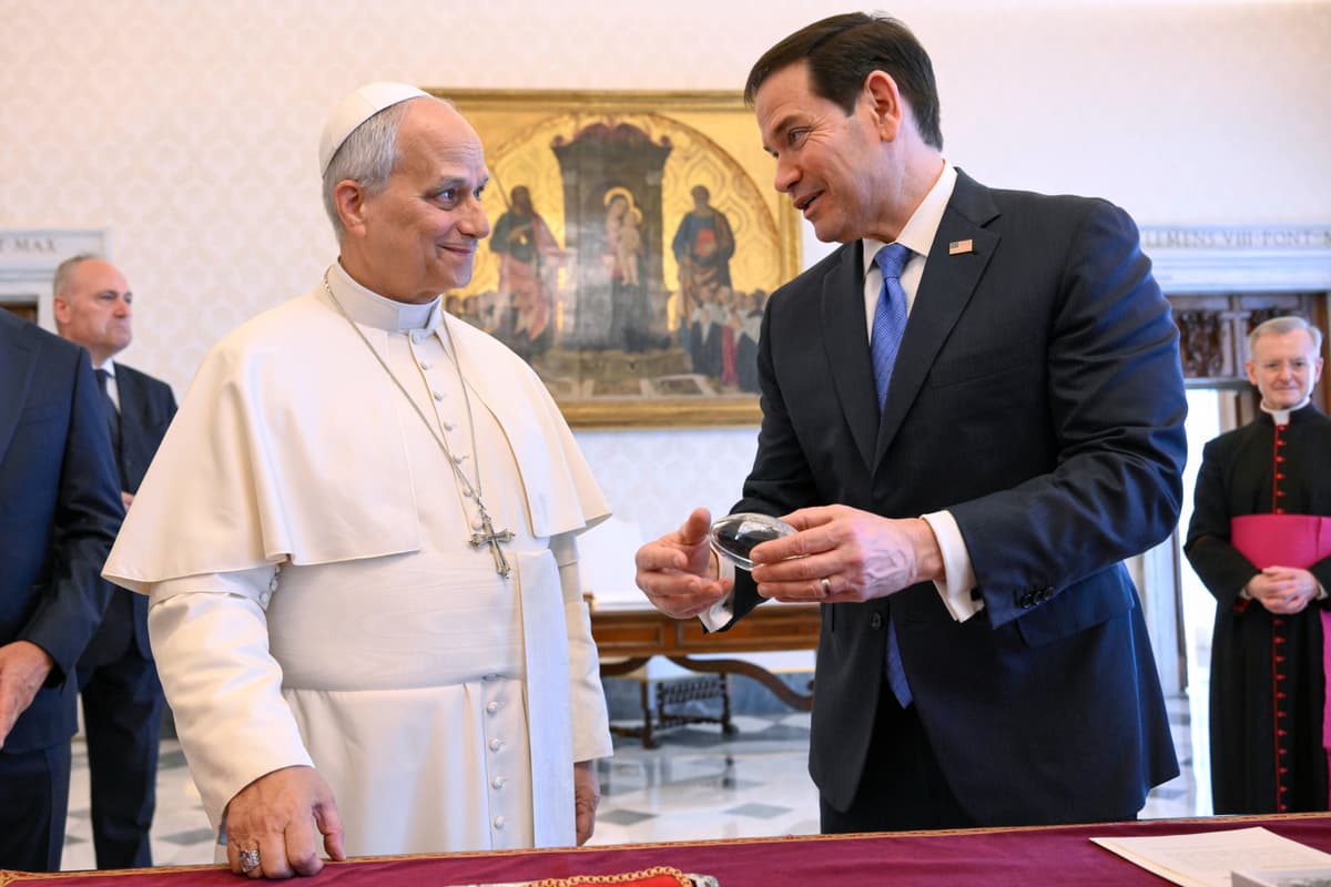 Pápež Lev XIV. a Marco Rubio. Foto:TASR/Vatican Media via AP