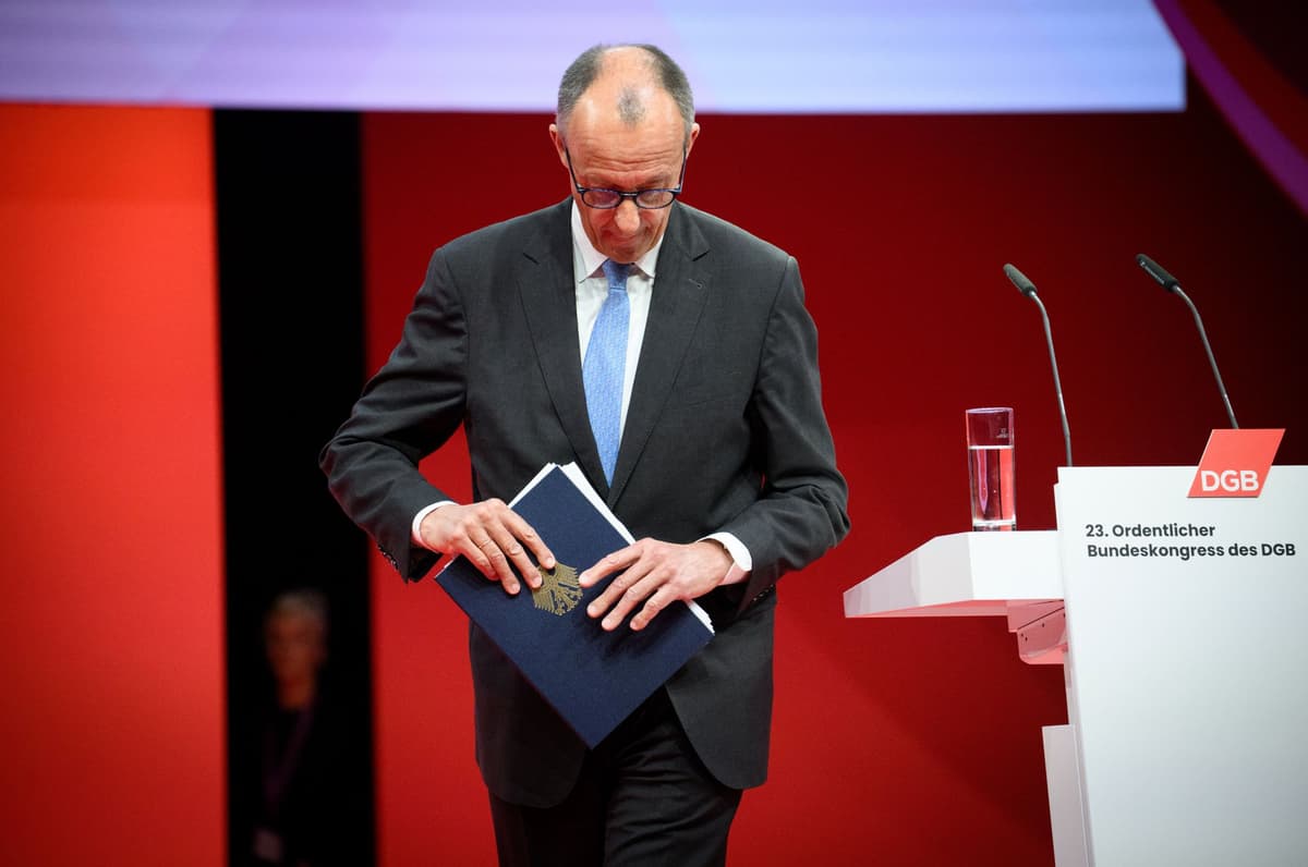 Nemecký kancelár Friedrich Merz odchádza po prejave na kongrese Nemeckého odborového zväzu (DGB) v Berlíne v utorok 12. mája 2026. Foto: TASR/AP