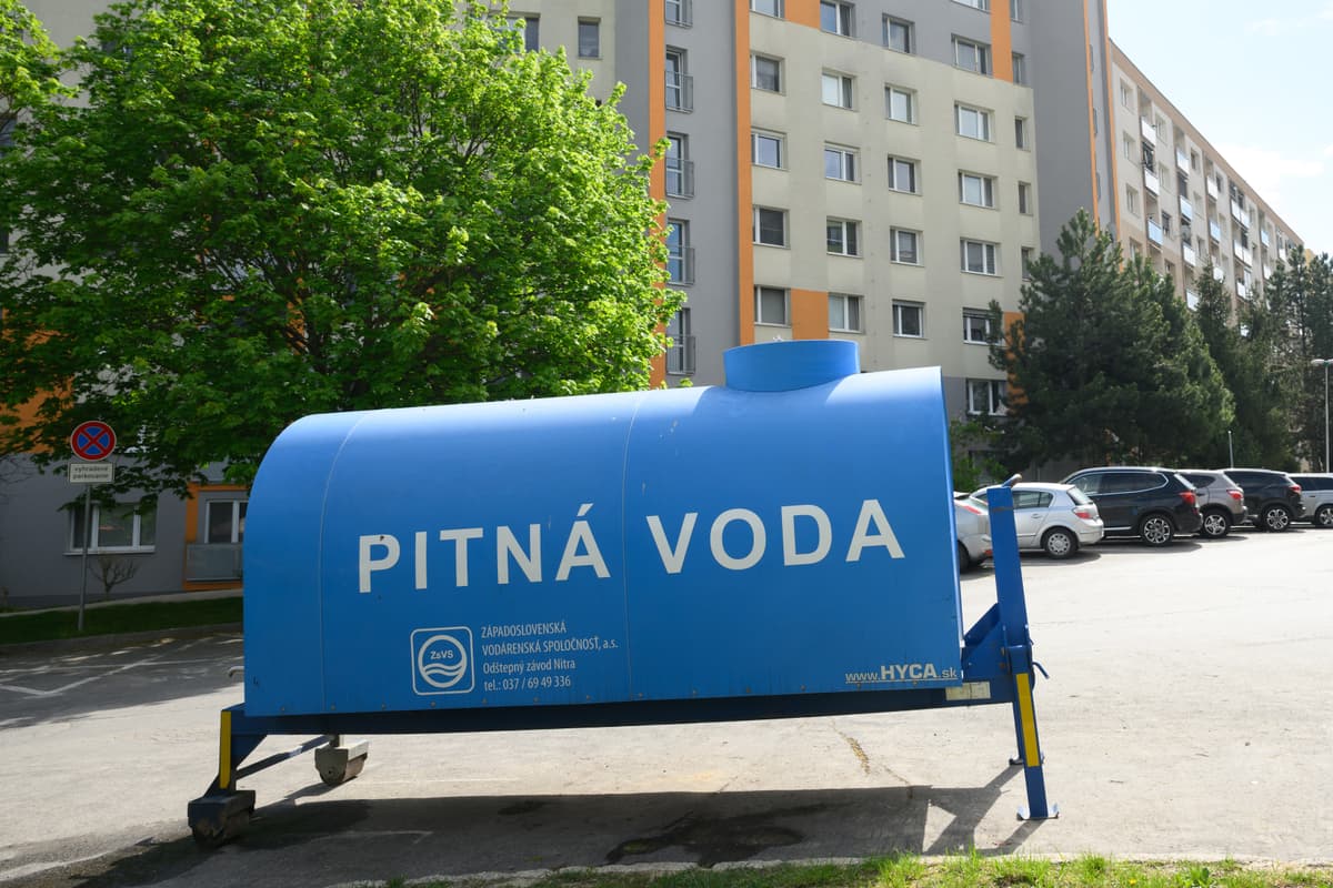 Na snímke cisterna z pitnou vodou na najväčších sídliskách Klokočina a Diely v Nitre. Foto: Henrich Mišovič/TASR