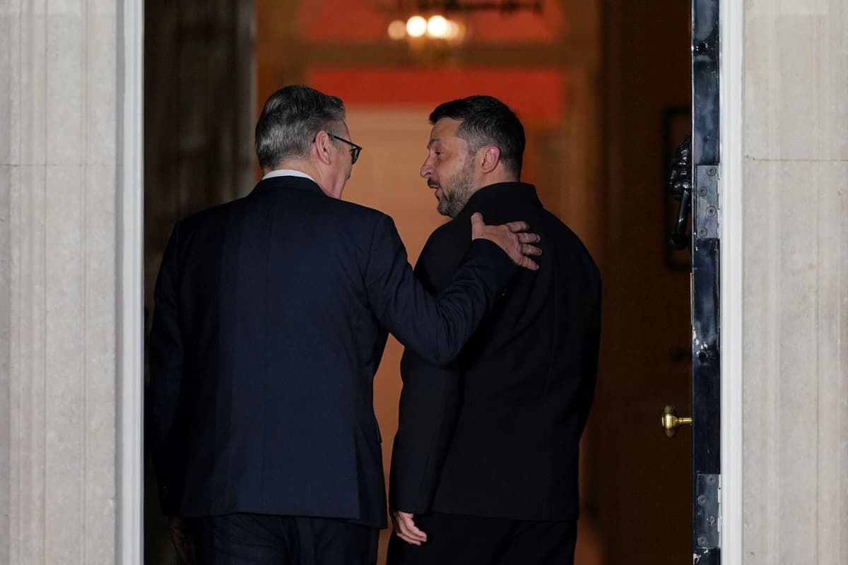 Britský premiér Keir Starmer (vľavo) a ukrajinský prezident Volodymyr Zelenskyj sa vítajú na Downing Street 10 v Londýne v nedeľu 7. júna 2026. Foto: TASR/AP