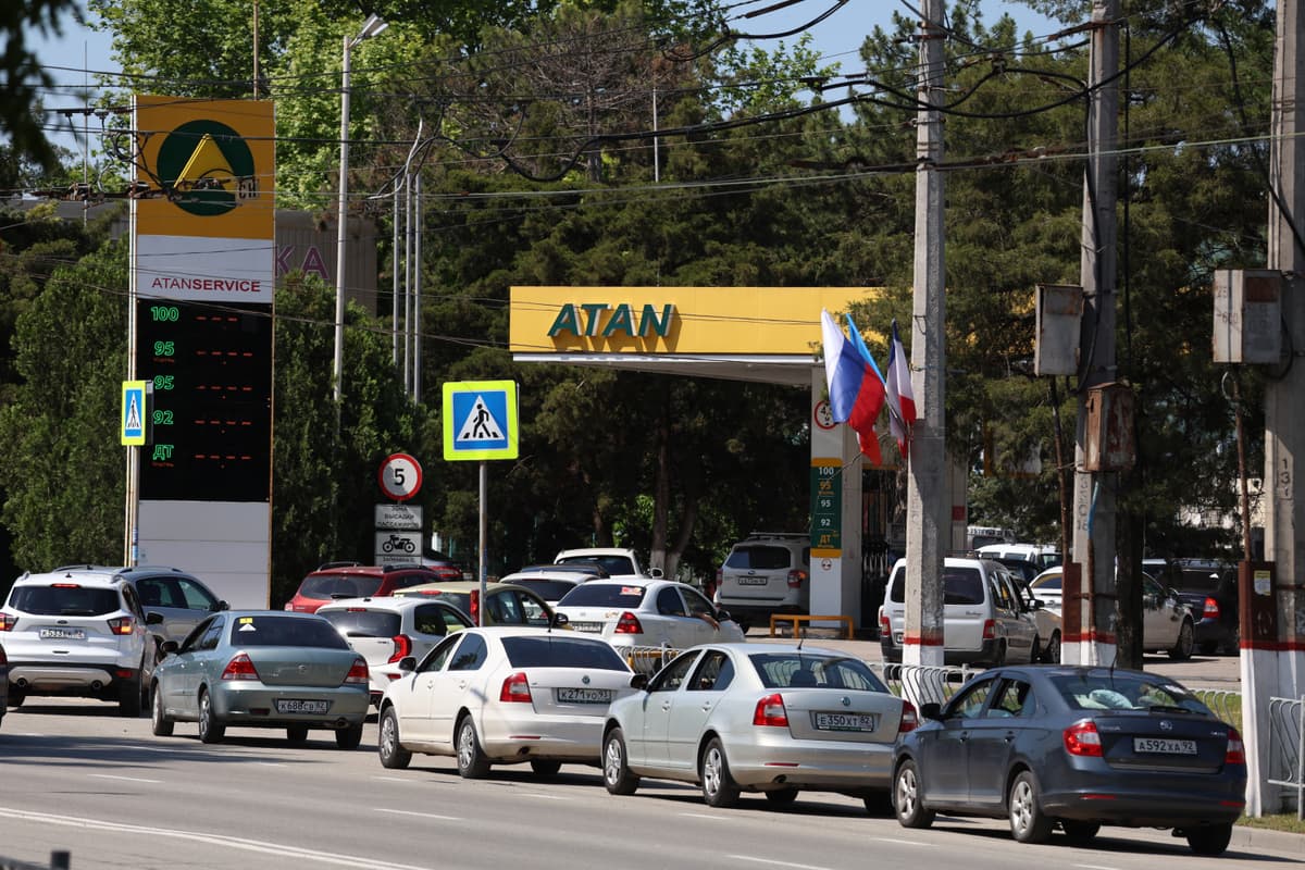 Na čerpacej stanici v Simferopole na Kryme čakajú autá v rade. Foto: TASR/AP