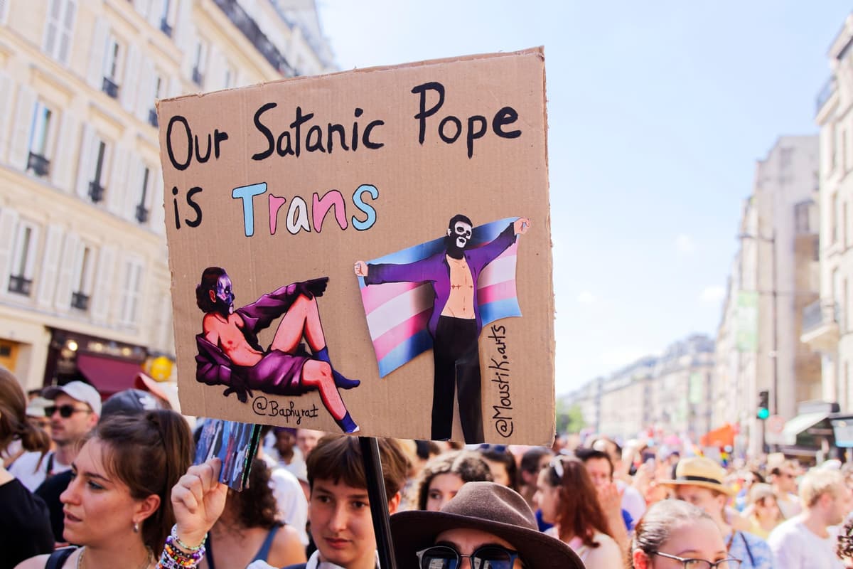 Transparent na Pride v Paríži 2025 s nápisom "Náš satanistický pápež je trans". Foto Menigault Bernard / Alamy / Profimedia