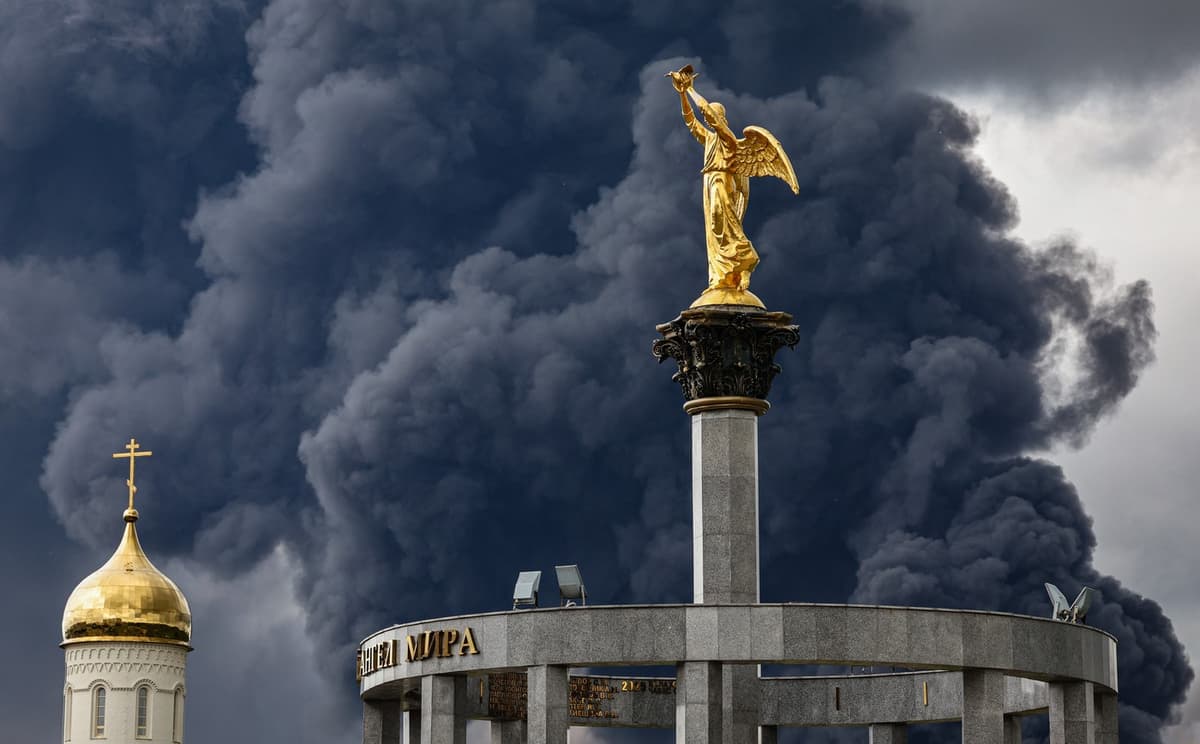 Za pravoslávnym kostolom sa valí dym po útoku ukrajinských dronov na rafinériu v Moskve, 18. júna 2026. Foto: Stringer / EPA / Profimedia