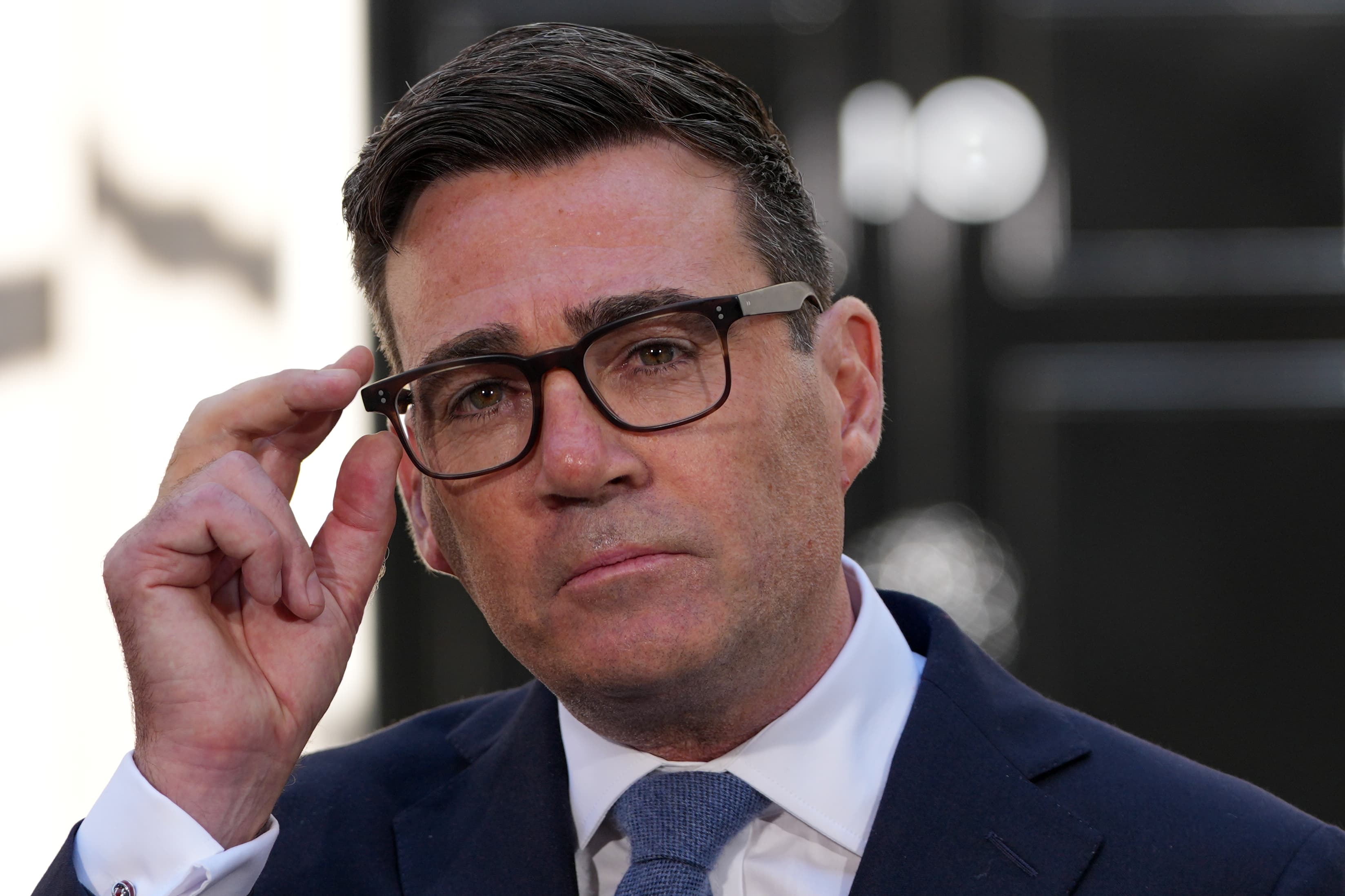 Nový britský premiér Andy Burnham hovorí so zamestnancami a novinármi na Downing Street č. 10 v Londýne v pondelok 20. júla 2026. Foto: TASR/AP