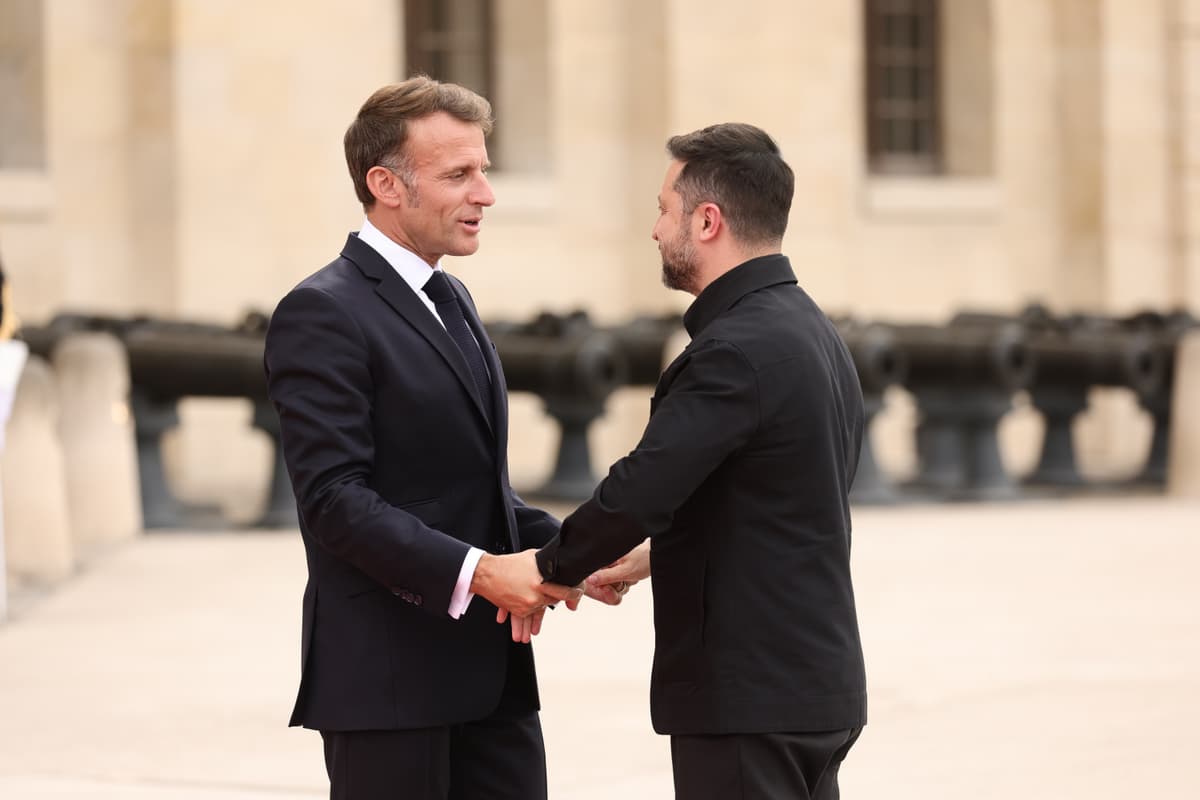 Emmanuel Macron a Volodymyr Zelenskyj sa vítajú pred stretnutím lídrov takzvanej koalície ochotných na podporu Ukrajiny v Paríži v pondelok 13. júla 2026. Foto: TASR/AP