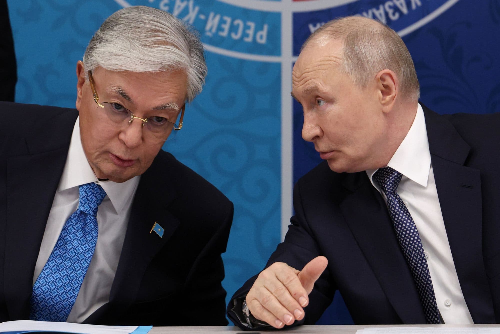Vladimir Putin a Kasym-Žomart Tokajev v Omsku 25. júla 2026. Foto: TASR/AP