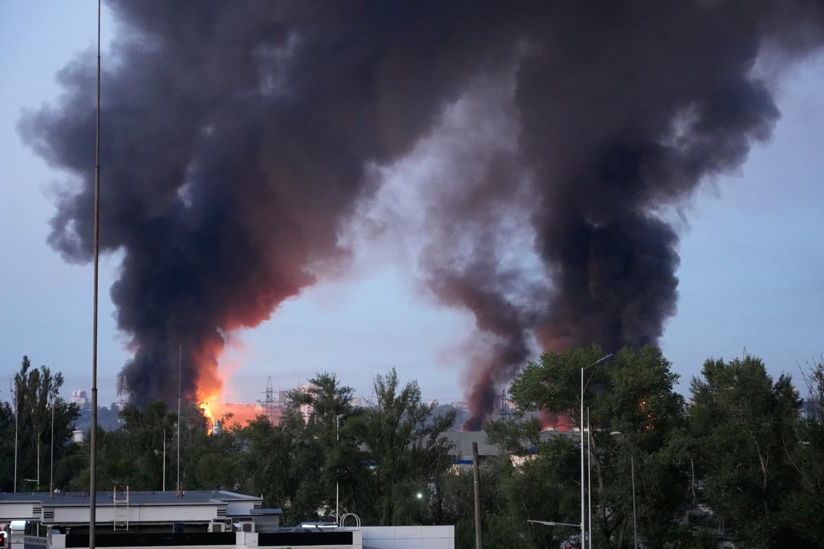 Dym stúpa nad Kyjevom po ruských útokoch. Foto: TASR/AP