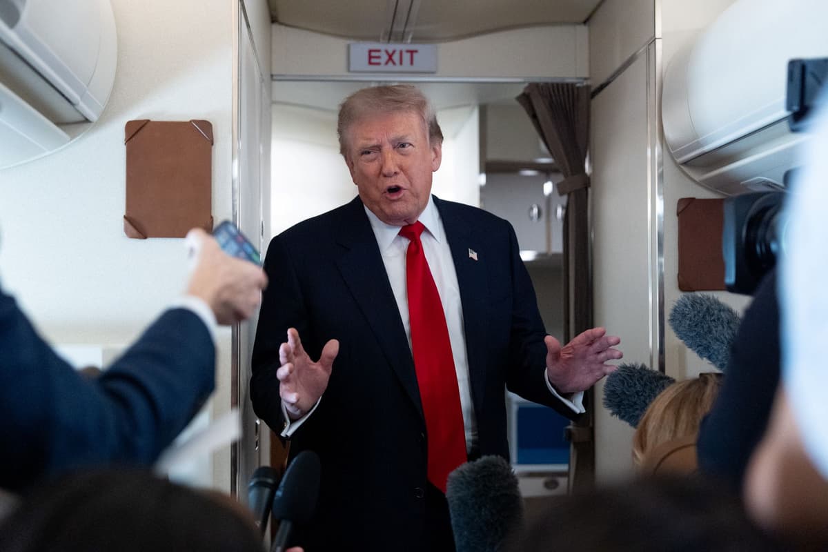 Donald Trump na palube lietadla Air Force One počas letu na medzinárodné letisko Oakland County 27. júla 2026. Foto: TASR/AP