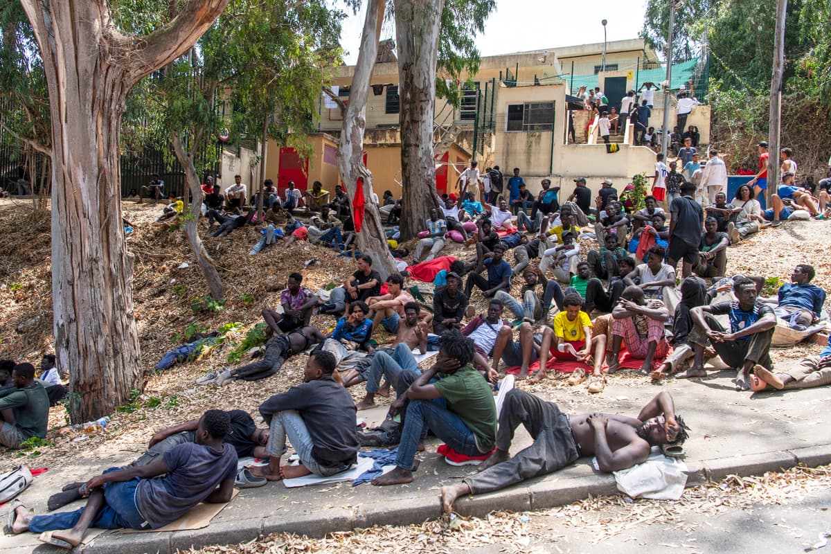 Utečenci pred strediskom pre migrantov v meste Ceuta. Foto: TASR/AP