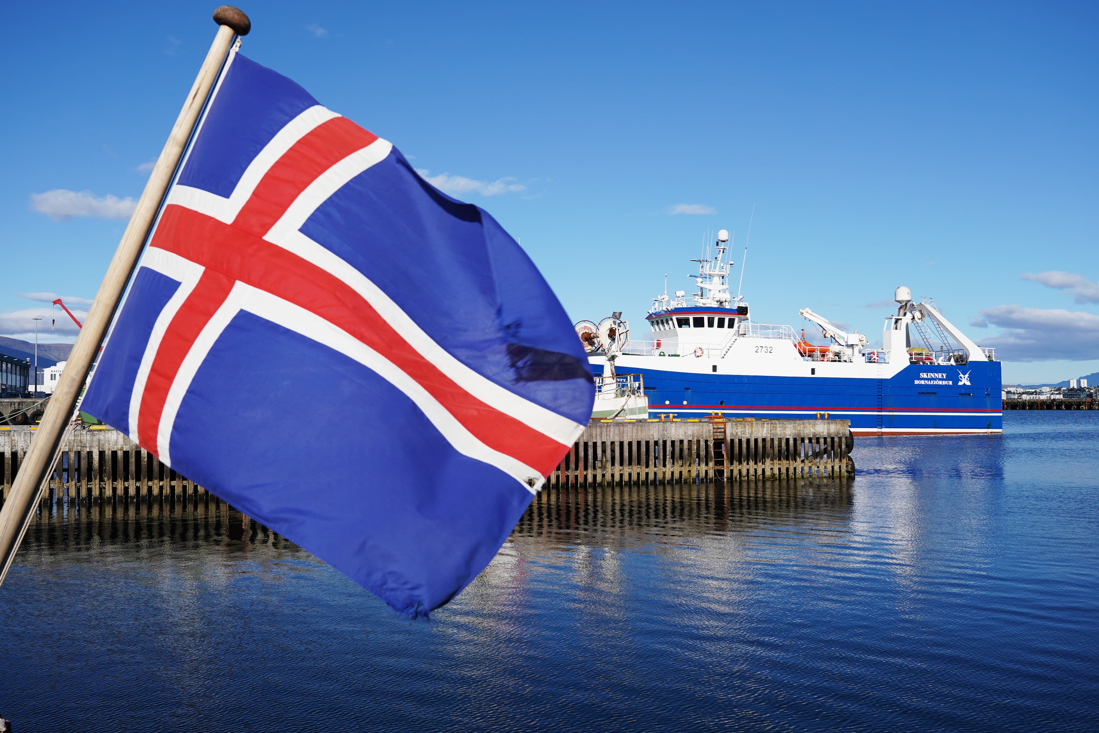 Islandská vlajka veje v prístave v Reykjavíku. Foto: TASR/AP