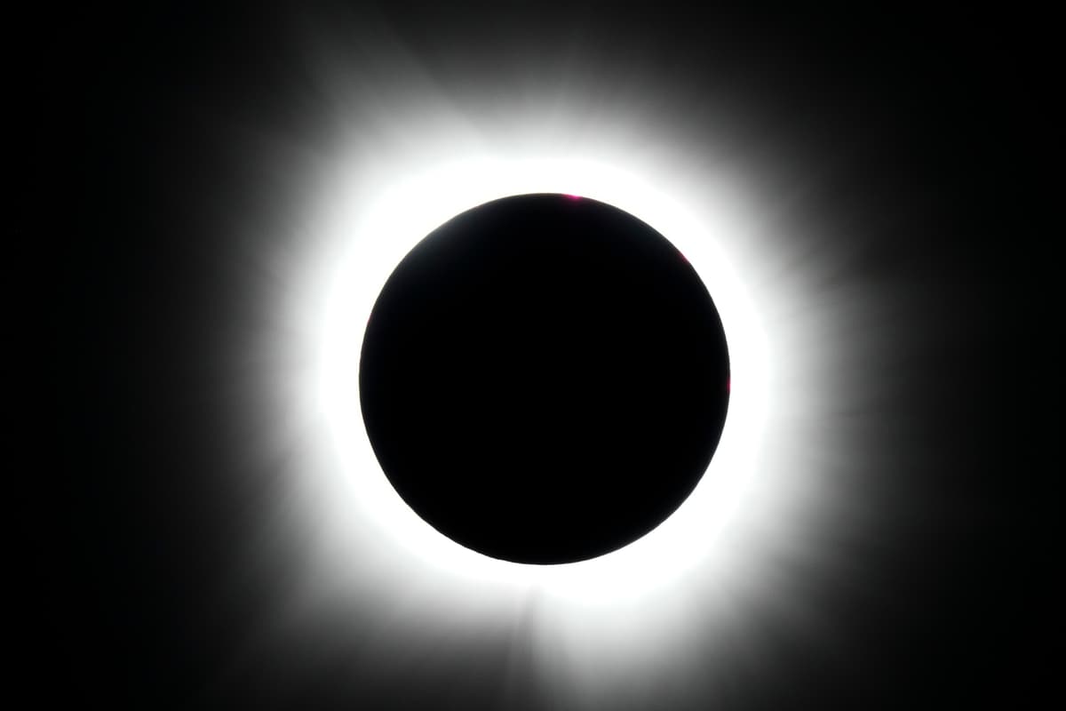 Na archívnej snímke z 8. apríla 2024 úplné zatmenie Slnka v meste Arlington. Foto:TASR/AP Photo/Julio Cortez, File