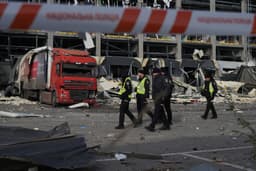 Logistické centrum Supermarketu Novus po ruských raketových a dronových útokoch v Kyjeve 25. novembra 2025. Foto: OLEKSII FILIPPOV / AFP / Profimedia