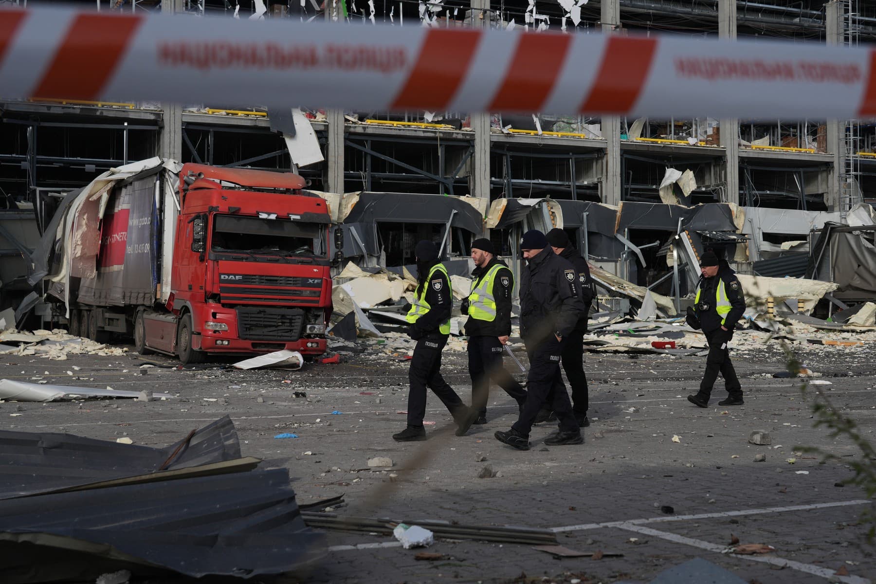Logistické centrum Supermarketu Novus po ruských raketových a dronových útokoch v Kyjeve 25. novembra 2025. Foto: OLEKSII FILIPPOV / AFP / Profimedia