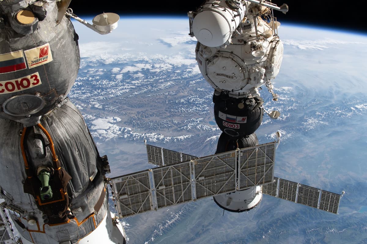 Vynášanie modulu Rassvet (v popredí) na obežnú dráhu 17. júla 2026 nad Kazachstanom. Foto: NASA via Bestimage / Bestimage / Profimedia