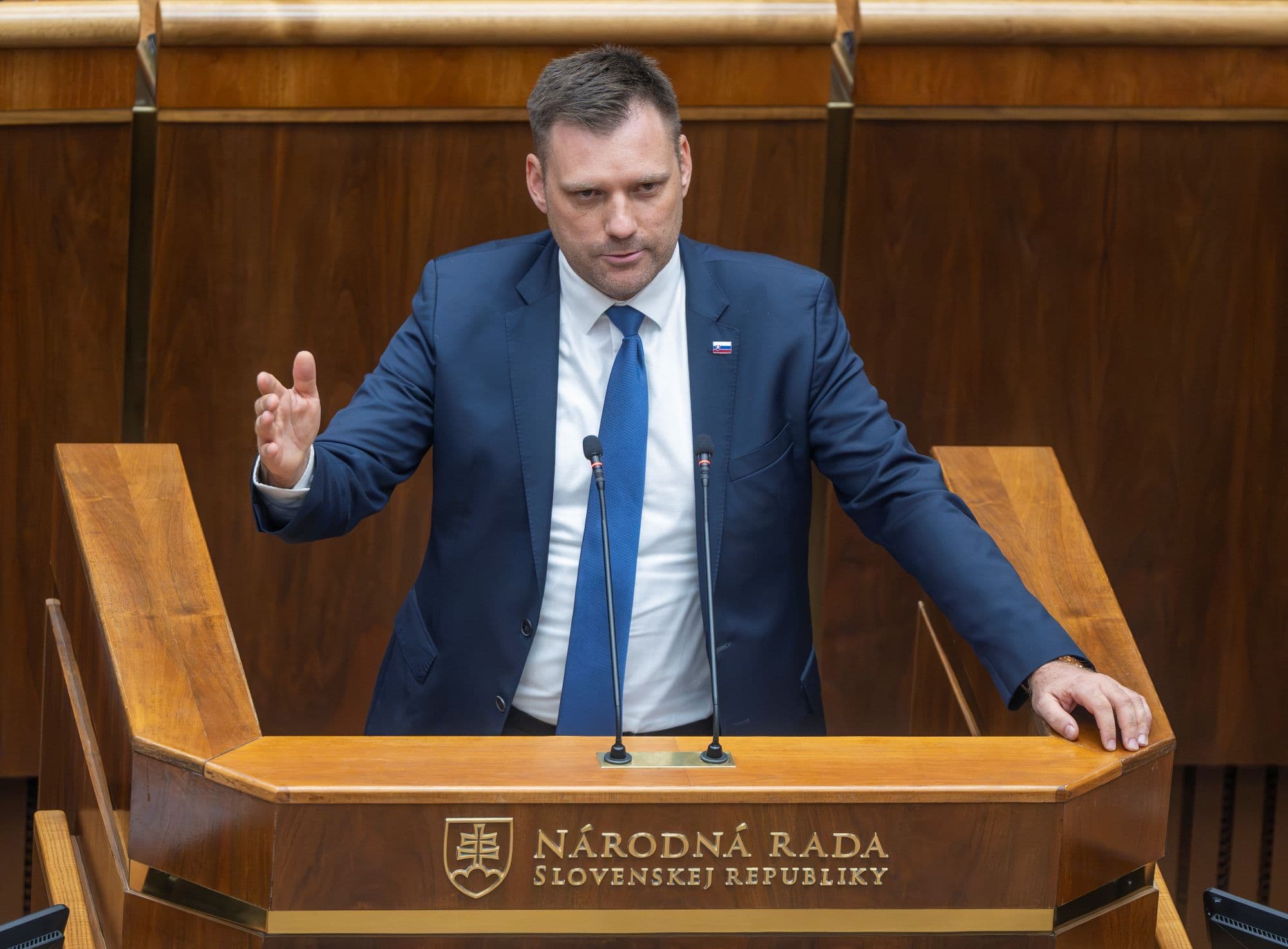 Tomáš Taraba gestikuluje za rečníckym pultom počas svojho odvolávania na 61. schôdzi parlamentu v Bratislave 29. septembra 2026. Foto: Martin Baumann/TASR
