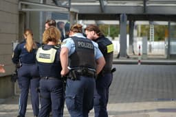 Na snímke policajti stoja v blízkosti železničnej stanice v bavorskom meste Augsburg na juhu Nemecka v stredu 2. septembra 2026. Foto: TASR/AP