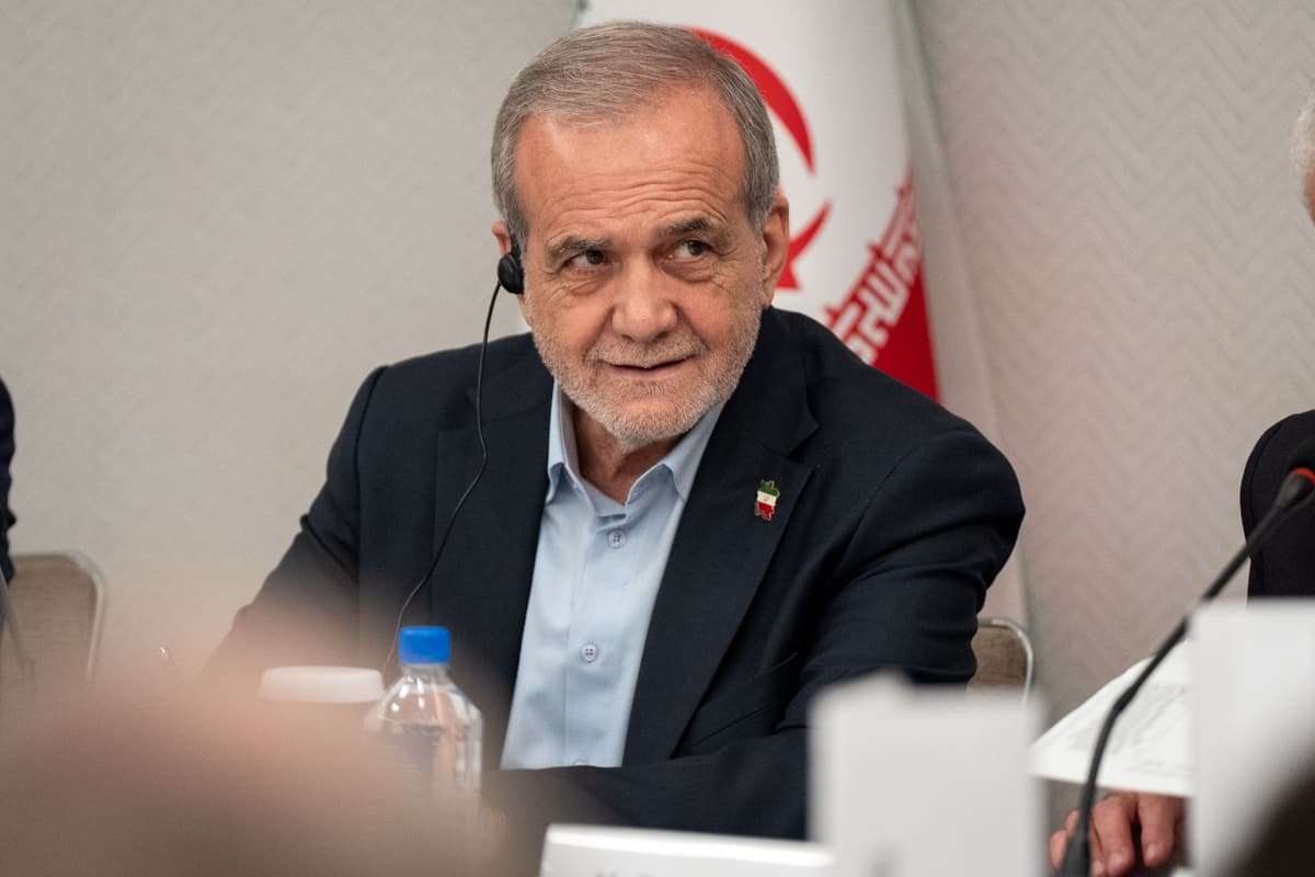 Iránsky prezident Masúd Pezeškiján odpovedá na otázky novinárov počas tlačovej konferencie v New Yorku 26. septembra 2025. Foto: TASR/AP