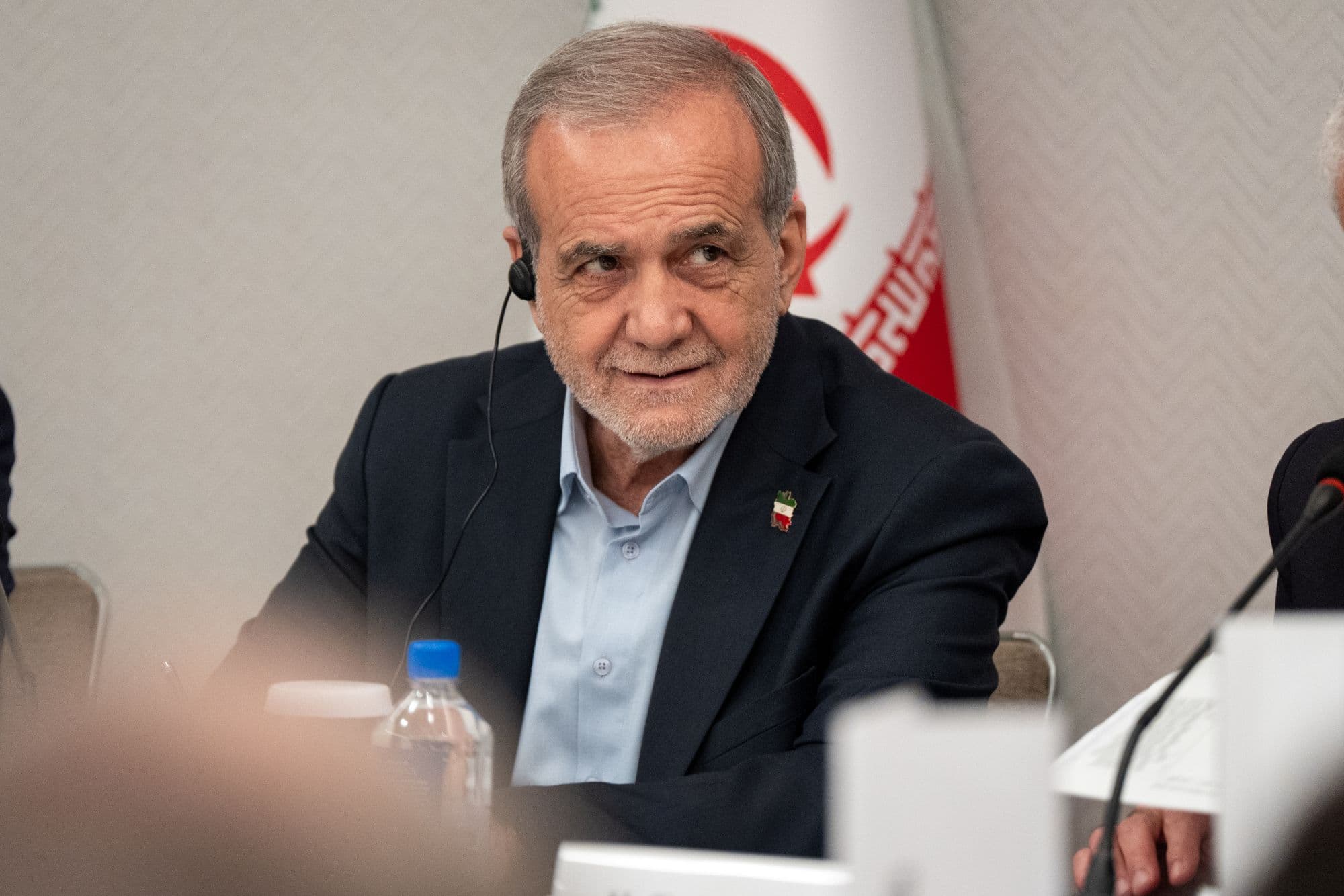 Iránsky prezident Masúd Pezeškiján odpovedá na otázky novinárov počas tlačovej konferencie v New Yorku 26. septembra 2025. Foto: TASR/AP