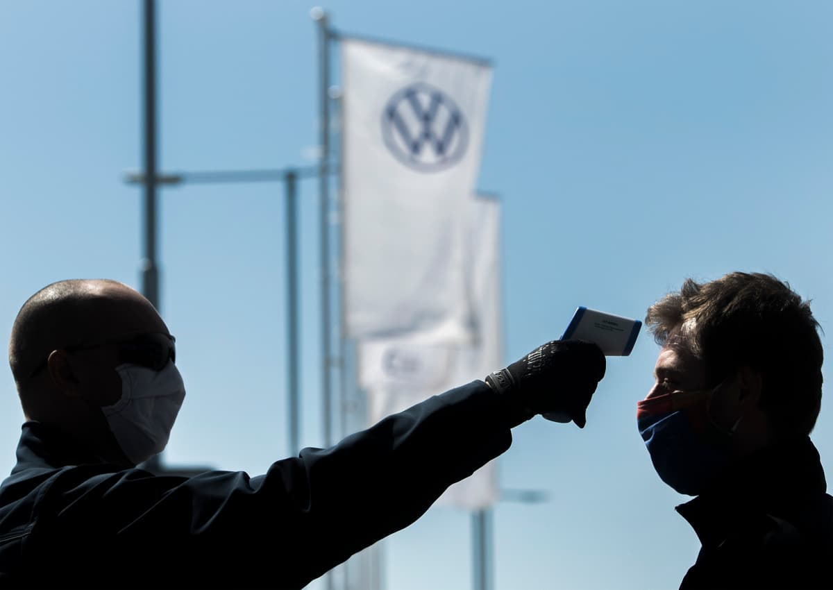 Zamestancom Volkswagenu Slovakia merajú teplotu, apríl 2020. Foto: TASR.