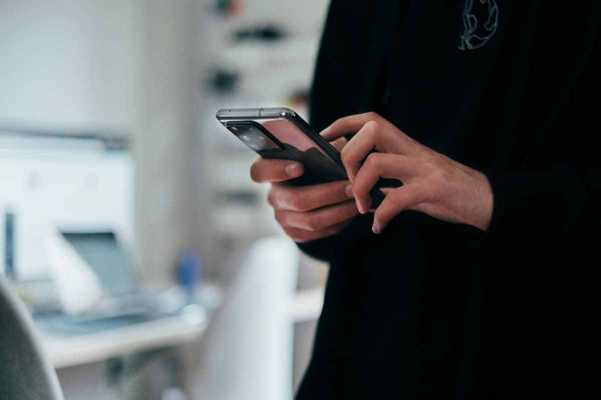 Mobilný telefón - ilustračný záber. Foto Unsplash.com