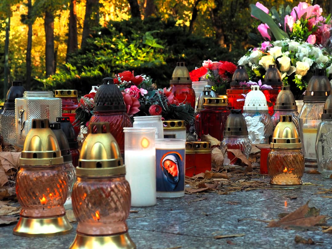 Zapálené sviečky a kahance pri pamätníku na cintoríne v bratislavskej mestskej časti Vrakuňa. Foto: Miroslav Košírer/TASR