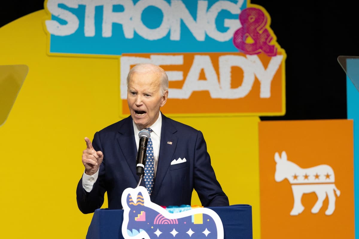 Joe Biden počas galavečera Bena Nelsona v piatok 7. novembra 2025 v Omahe. Foto: TASR/AP