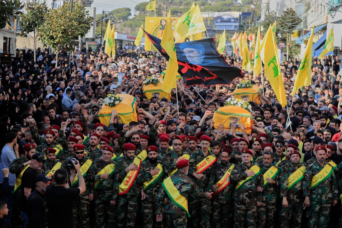 Smútiaci nesú rakvy členov Hizballáhu, ktorí zahynuli pri izraelských útokoch, počas pohrebného sprievodu v meste Nabatíja v Libanone v nedeľu 2. novembra 2025. Foto: TASR/AP