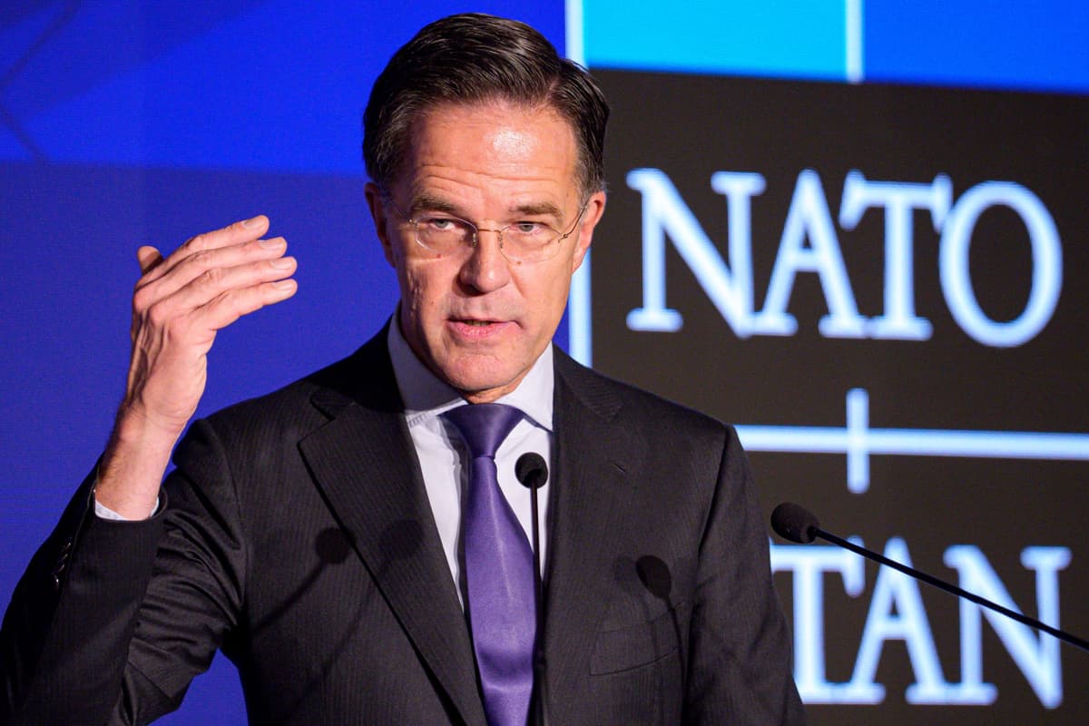 Generálny tajomník NATO Mark Rutte rozpráva počas prejavu na priemyselnom fóre NATO-Industry v Bukurešti 6. novembra 2025. Foto: TASR/AP