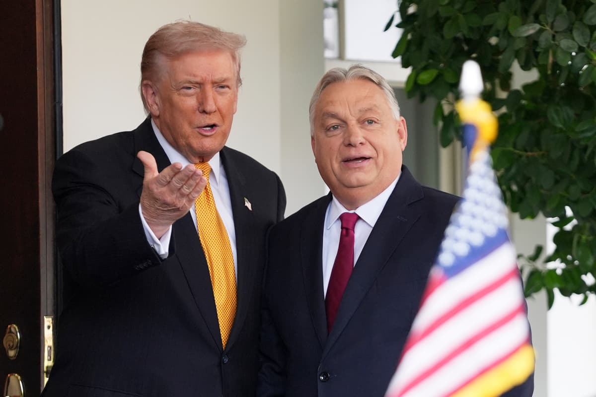 Americký prezident Donald Trump a maďarský premiér Viktor Orbán sa vítajú v Bielom dome vo Washingtone. Foto: TASR/AP.jpg