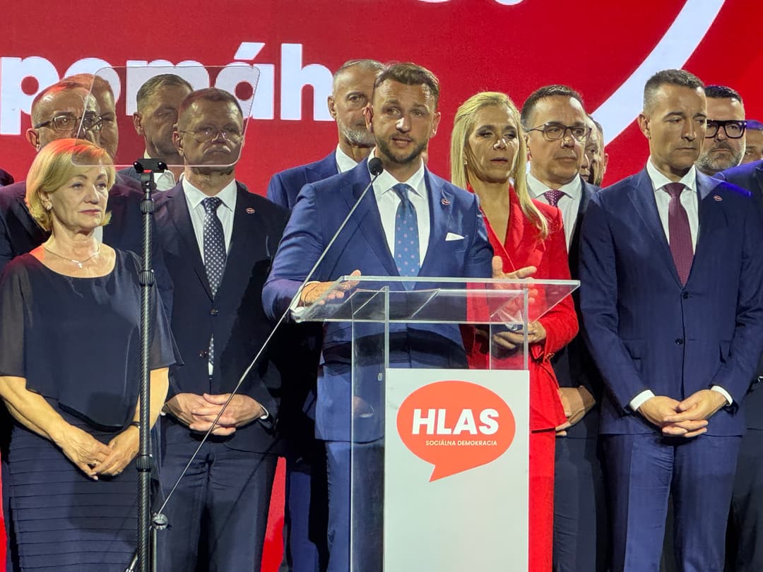 Matúš Šutaj Eštok so spolustraníkmi na sneme strany Hlas v Poprade 21. júna 2025. Foto: TASR/Maroš Černý