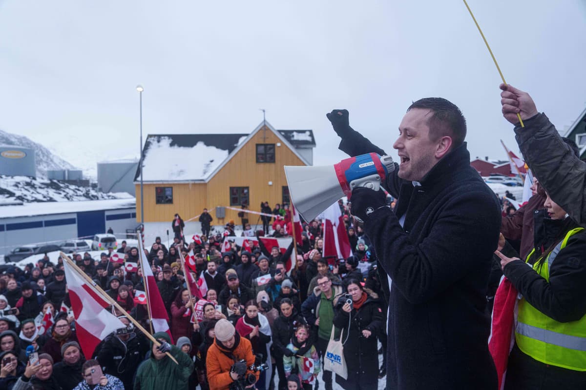 Jens-Frederik Nielsen počas protiamerického protestu pred konzulátom USA v Nuuku v Grónsku v sobotu 17. januára 2026. Foto: TASR/AP