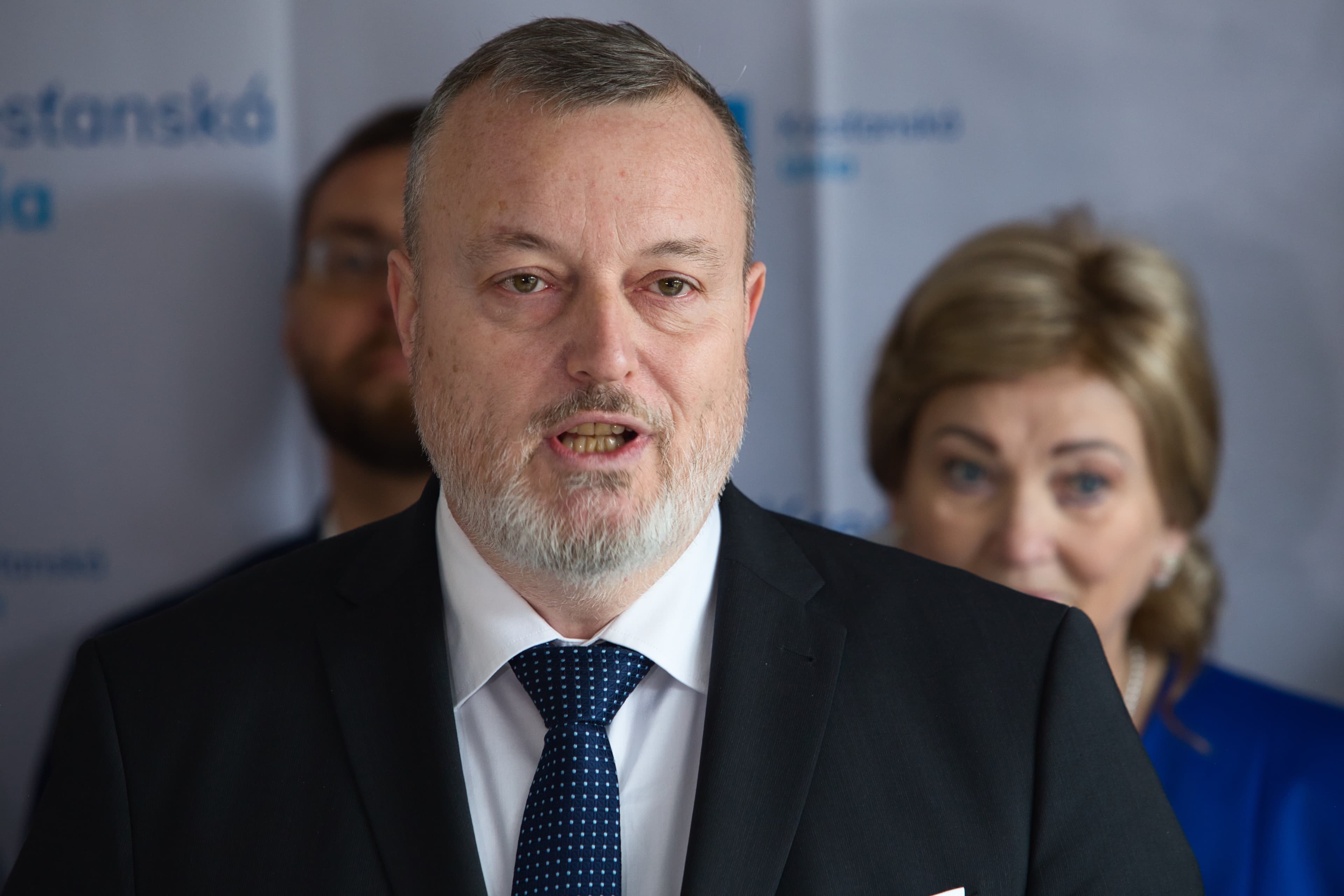 Na snímke Milan Krajniak, v pozadí zosnulá Anna Záborská. Foto: TASR/Daniel Stehlík